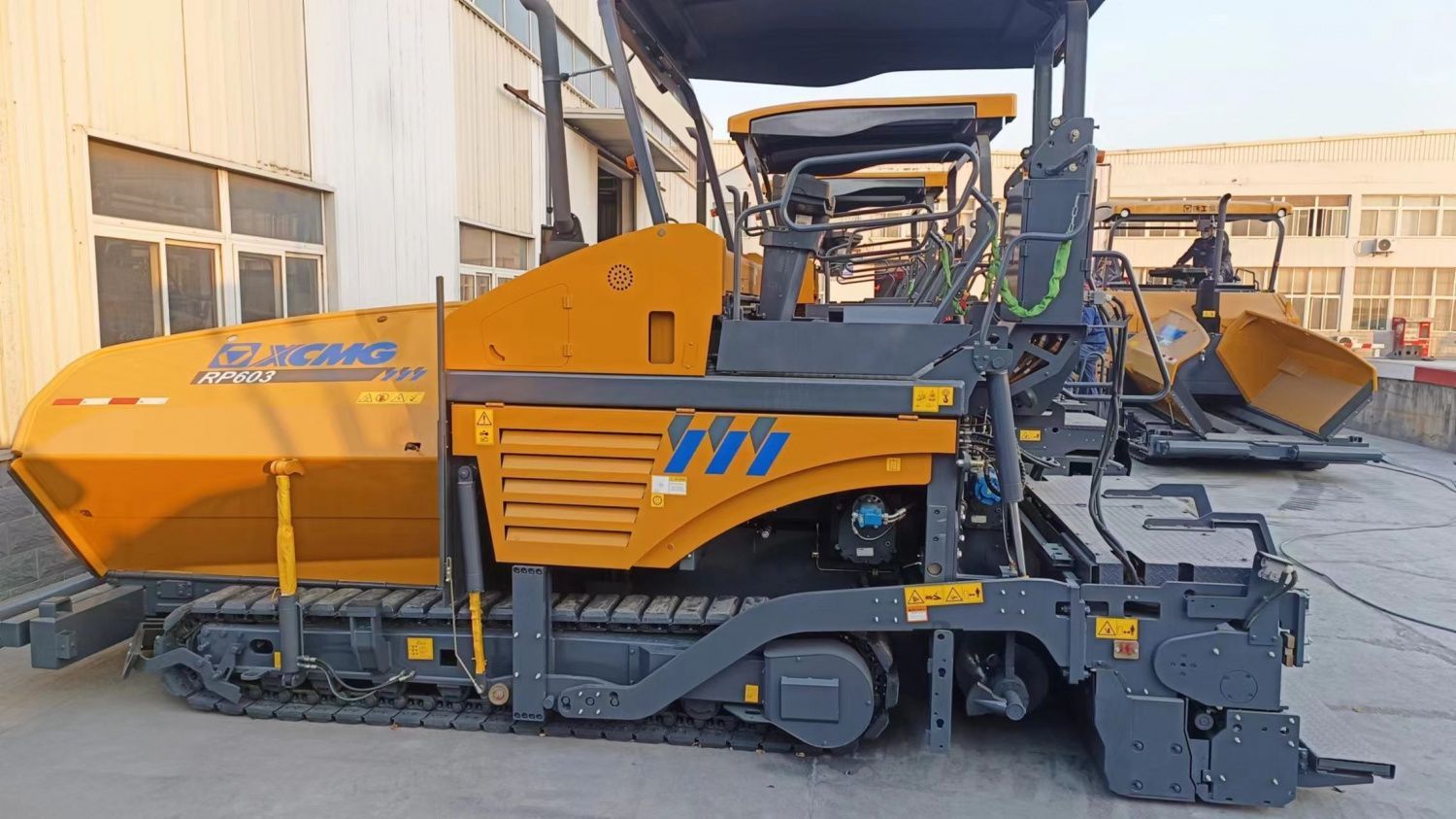Асфальтоукладчик XCMG RP603Pro