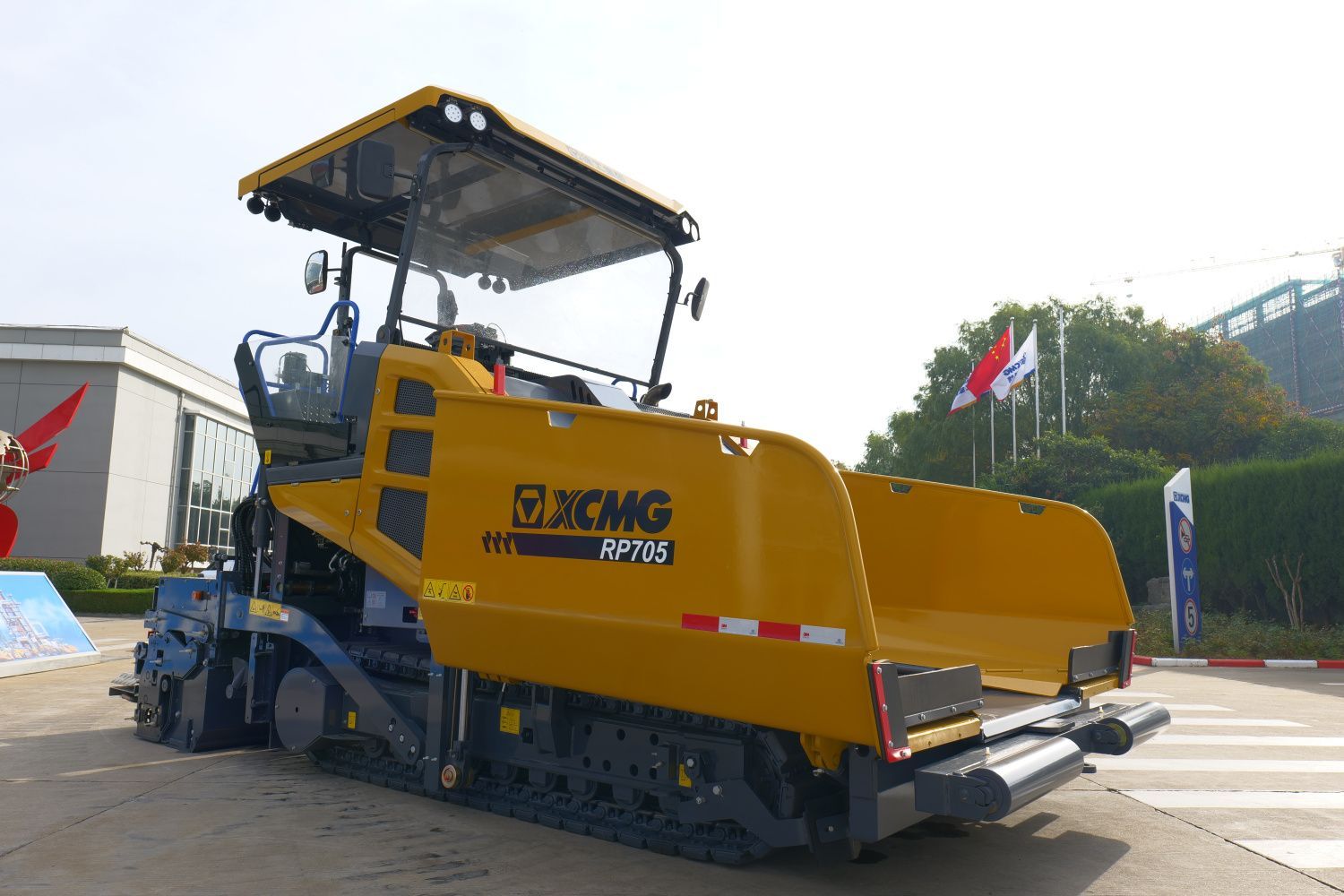 Асфальтоукладчик XCMG RP705