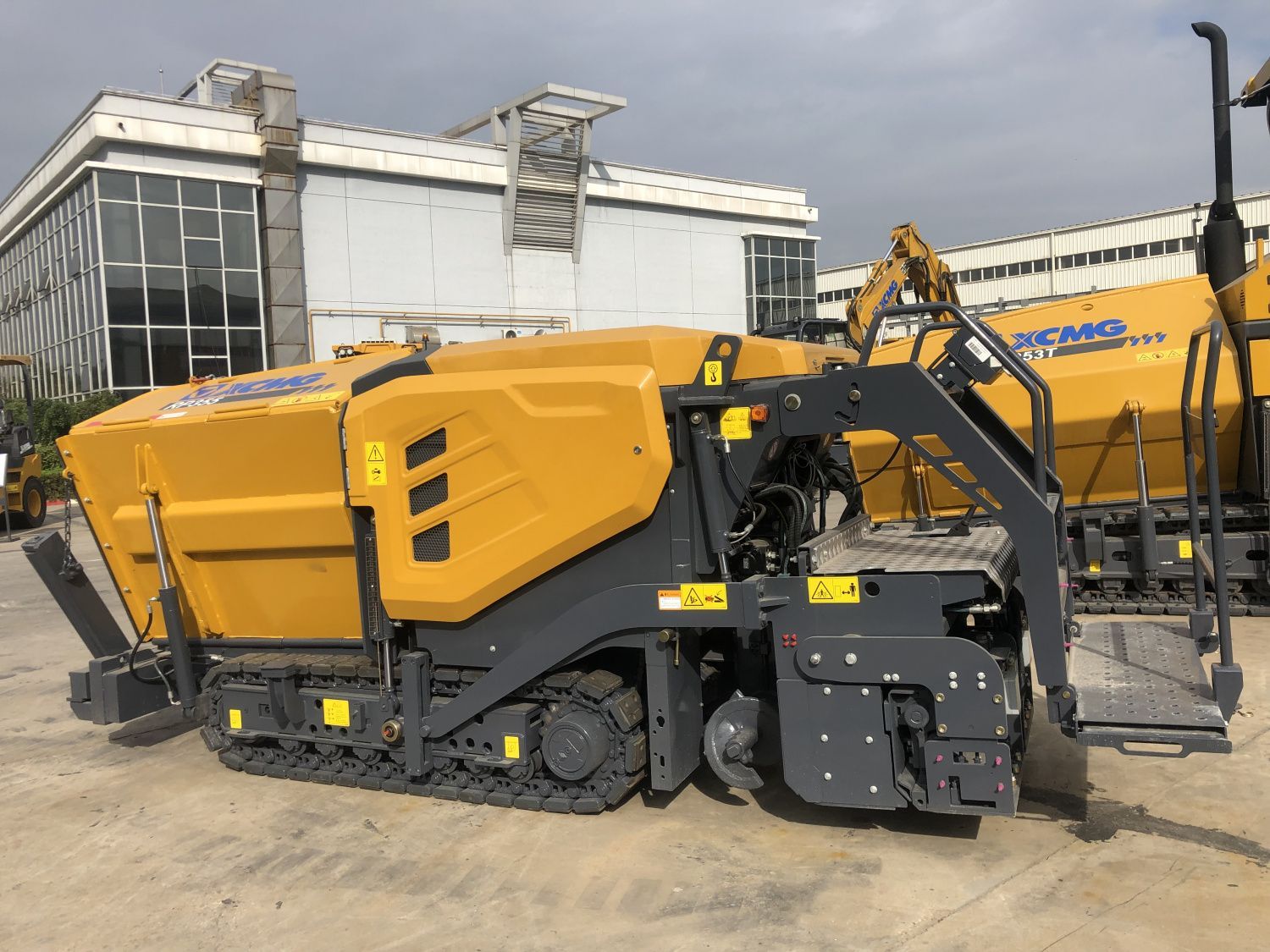Асфальтоукладчик XCMG RP355